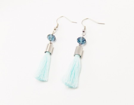 Boucles d'oreilles pompons en acier inoxydable couleur bleu menthe et perle à facette en verre couleur bleu-gris 